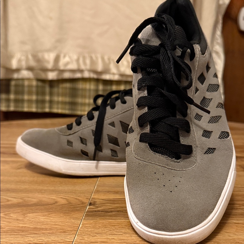 Everlast men’s sz 10 skate shoe gray